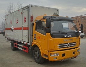 东风多利卡5.2米腐蚀性物品厢式运输车上户6.4吨朝柴156马力